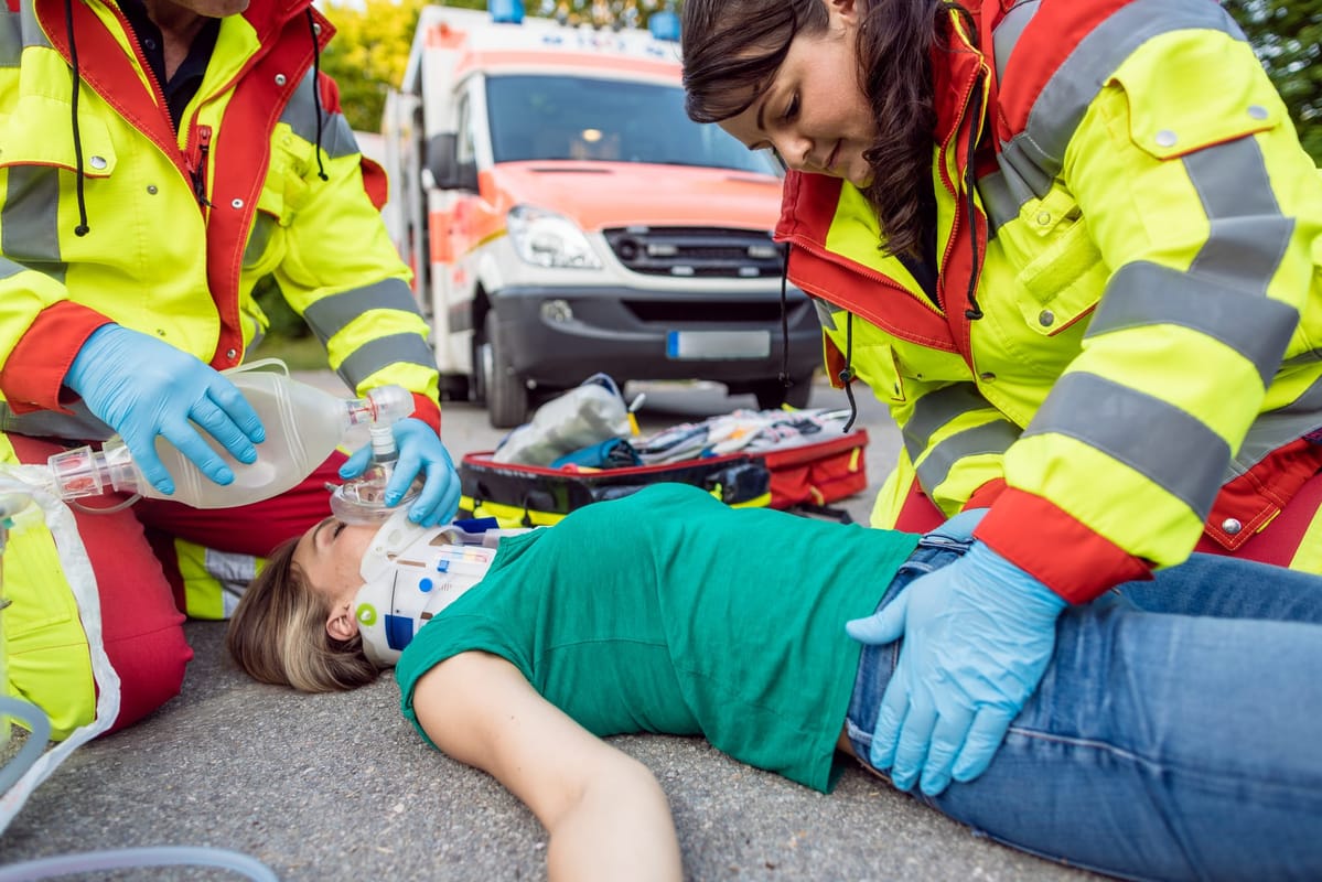 紧急医生在摩托车事故后为受伤的妇女通风 给予急救_40600328_1.jpg