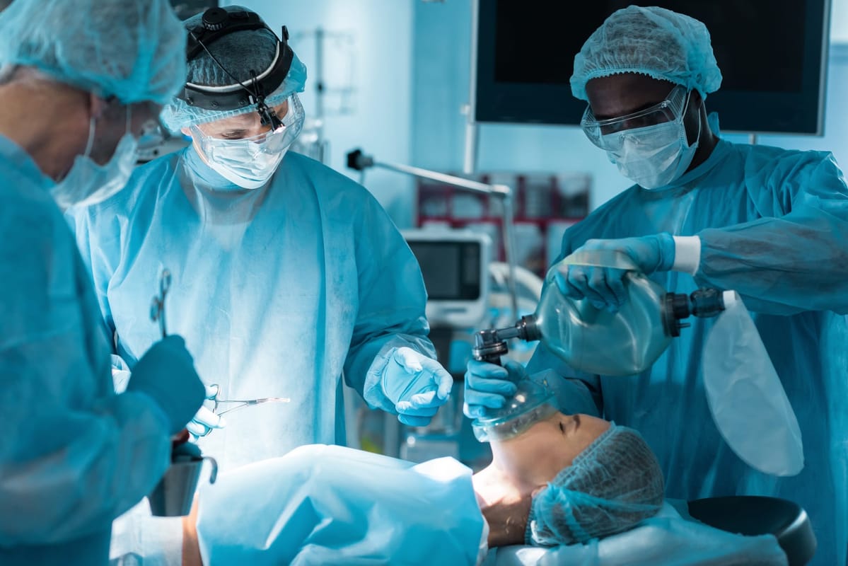 非裔美国人麻醉在手术室内持有氧气面罩_36446521_1.jpg